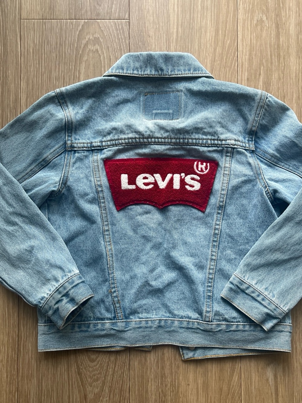 Levi's Light Blue Denim Jacket with Red Logo Patch - Picture 3 of 6